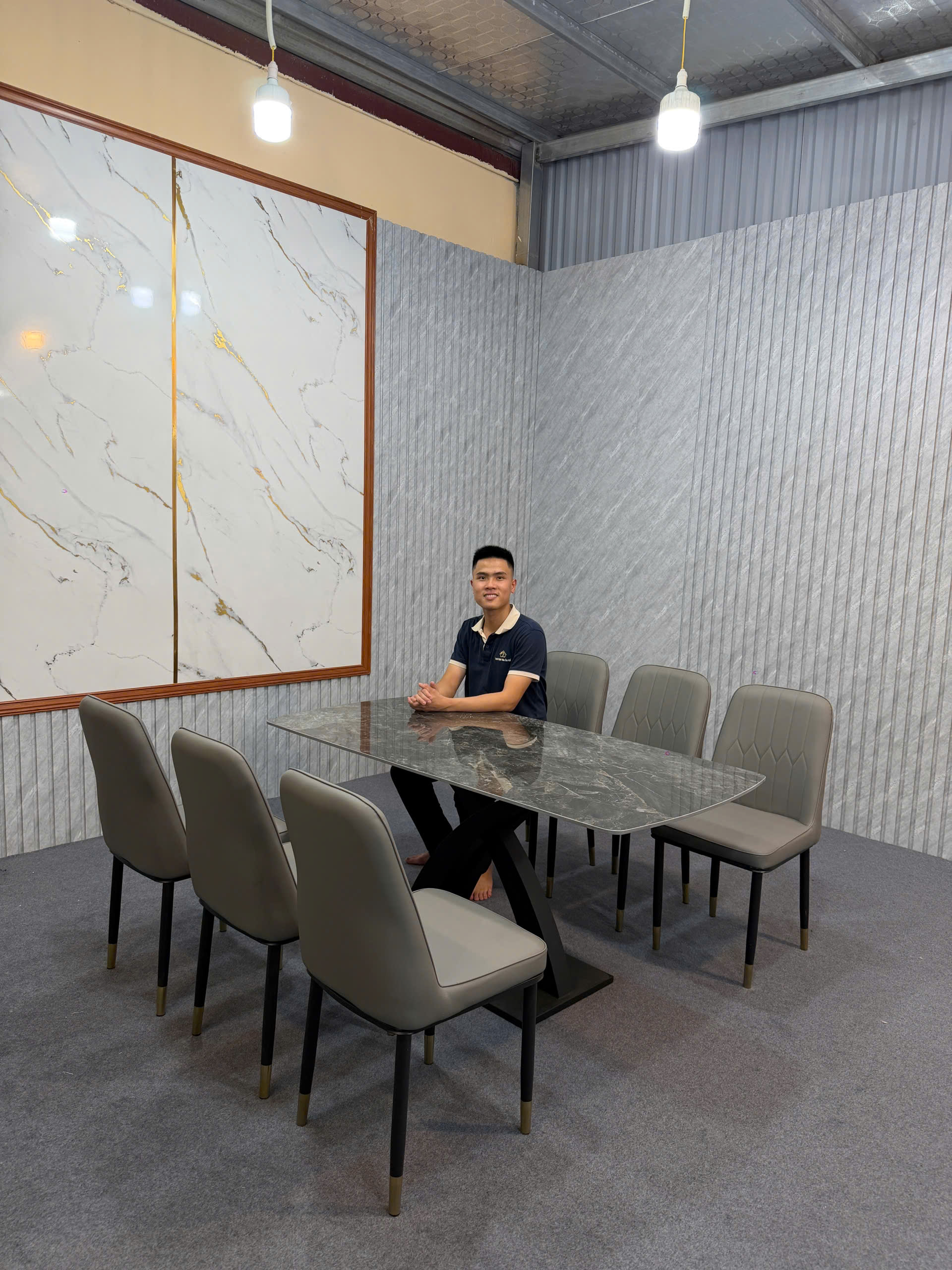 Mẫu bàn chân X kẹp, 6 ghế monet xám, bàn đá ceramic đen ngọc